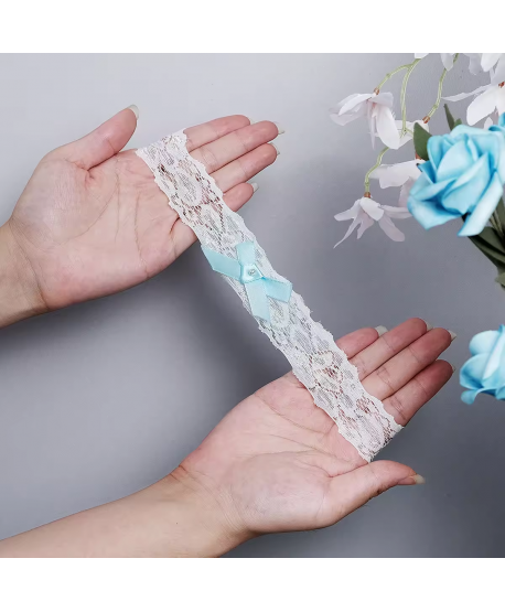 Biała podwiązka na studniówkę z błękitną kokardką