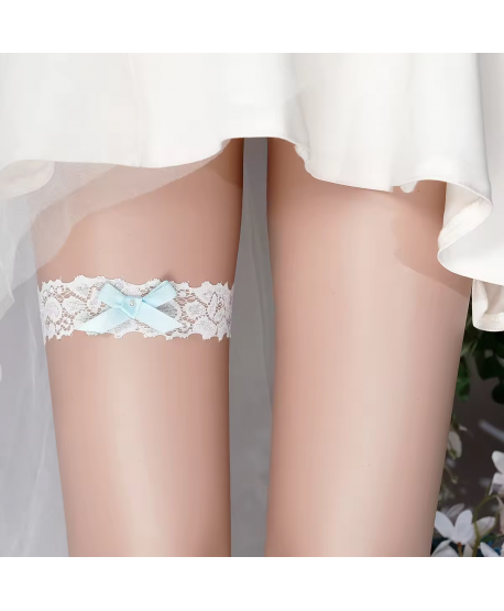 Biała podwiązka na studniówkę z błękitną kokardką