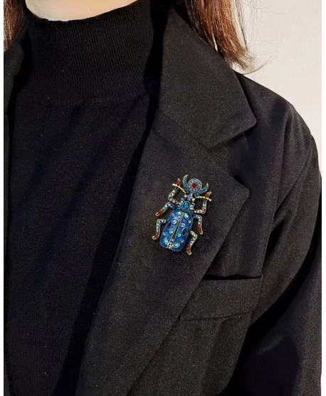 Duża broszka niebieski skarabeusz