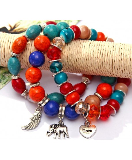 Zestaw kolorowych bransoletek z zawieszkami