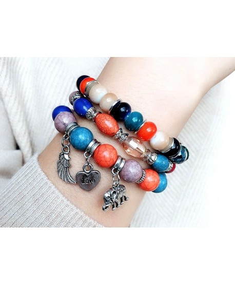 Zestaw kolorowych bransoletek z zawieszkami