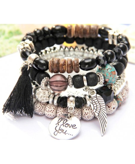 Zestaw koralikowych bransoletek z zawieszkami