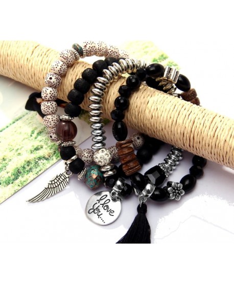 Zestaw koralikowych bransoletek z zawieszkami