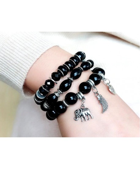 Zestaw czarnych bransoletek z zawieszkami