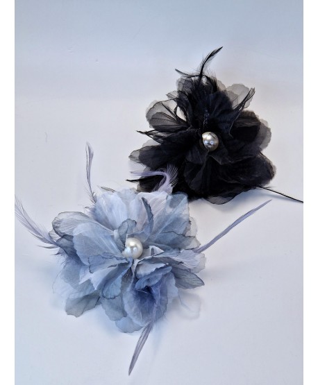 Broszka spinka finezyjny kwiat z piórami i perłą