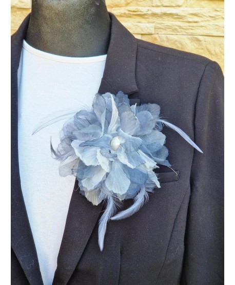 Broszka spinka finezyjny kwiat z piórami i perłą