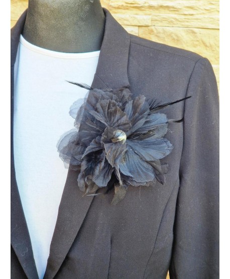 Broszka spinka finezyjny kwiat z piórami i perłą