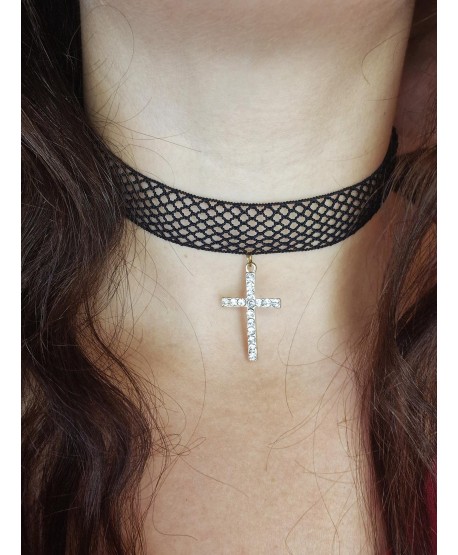 Koronkowy choker z zawieszką krzyżem
