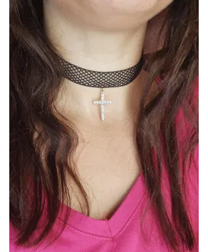Koronkowy choker z zawieszką krzyżem