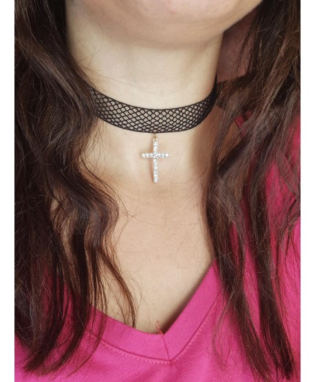 Koronkowy choker z zawieszką krzyżem