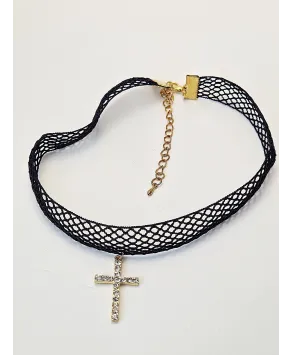 Koronkowy choker z zawieszką krzyżem