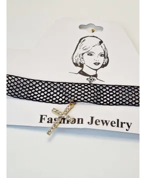 Koronkowy choker z zawieszką krzyżem