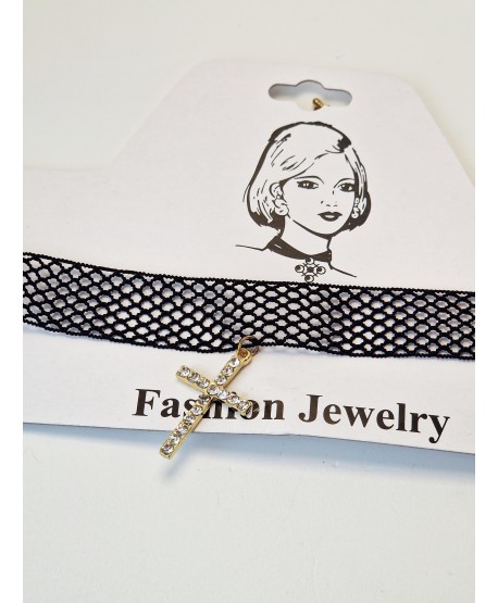 Koronkowy choker z zawieszką krzyżem