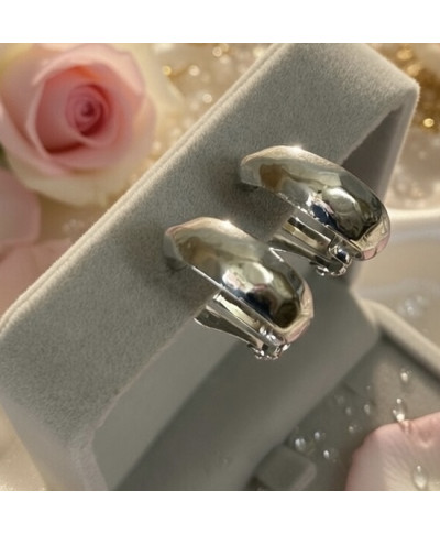 Klipsy srebrne – eleganckie, szerokie koła z połyskiem