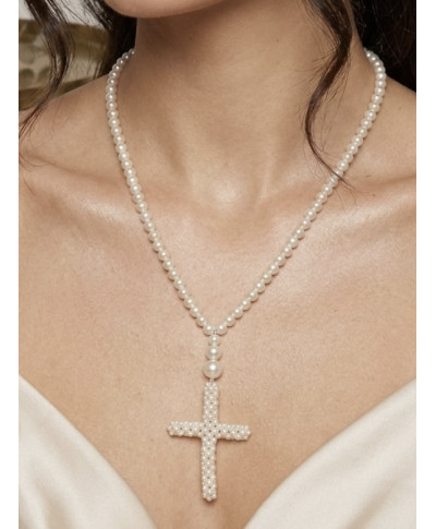 Elegancki naszyjnik z pereł z krzyżykiem