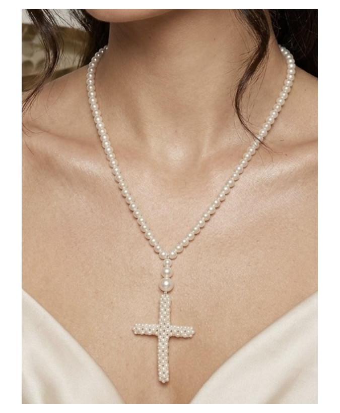 Elegancki naszyjnik z pereł z krzyżykiem