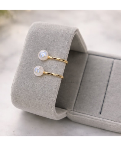 Delikatne złote klipsy z opalizującą kulką