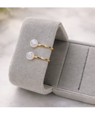 Delikatne złote klipsy z opalizującą kulką