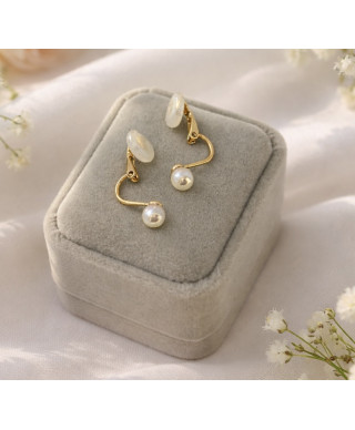 Delikatne złote klipsy z opalizującą kulką