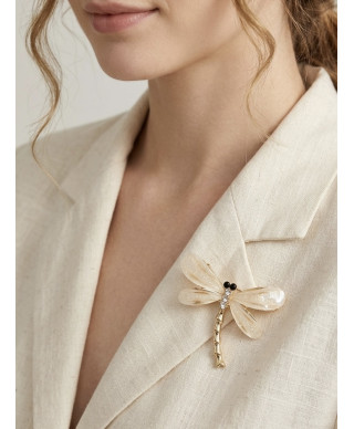 Subtelna broszka ważka ekru