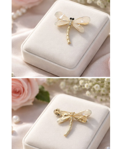 Subtelna broszka ważka ekru