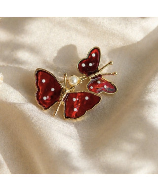 Broszka motyl – elegancka ozdoba w kolorze czerwonym z perłą