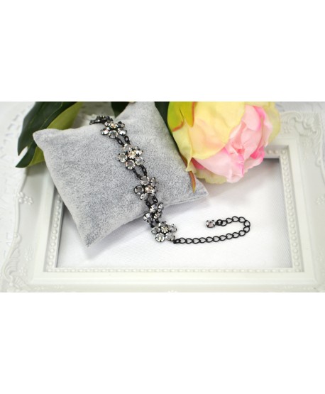 Bransoletka przezroczyste małe kwiatuszki w czarnej oprawie